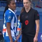 Una jugadora del FC Barcelona toca los genitales a la 'perica' Daniela Caracas tras un forzejeo