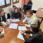 Representants del Gremi de la Pagesia del Pirineu reunits amb la delegada del Govern a l'Alt Pirineu, Sílvia Romero, a la delegació, a Tremp.
