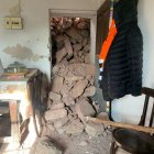 Les roques van enderrocar la porta d’entrada d’una de les cases i van arribar al saló. - EMD SELLUI