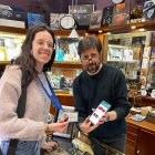 Un comerciant mostrant l’app. - AJUNTAMENT DE LLEIDA