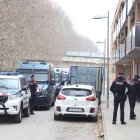 Desplegament policial dijous passat per al desallotjament de cinc pisos en un bloc de les Borges. - MAGDALENA ALTISENT