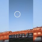 Imatges d'un avió volant molt a prop dels edificis