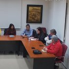 La sessió del ple de dilluns, en què la regidora (tercera per la dreta) va anunciar la seua dimissió. - AJUNTAMENT DE TORRES DE SEGRE