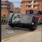 Un vehicle bolcat a Bellpuig a causa d'una topada lateral