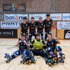 Bruna Odina, a la dreta, amb els seus companys de l’infantil amb els quals juga a la Lliga mixta. - LLISTA BLAVA