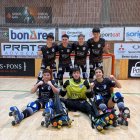 Bruna Odina, a la dreta, amb els seus companys de l’infantil amb els quals juga a la Lliga mixta. - LLISTA BLAVA