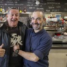 Paco González (dreta) explica com va ajudar Guillermo Márquez (esquerra), davant de la mateixa taula on el segon es va ennuegar.