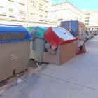 Sofàs tirats al costat de contenidors, ahir al migdia al carrer Germanes Mirabal de Balàfia. - S.E.