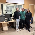 El tècnic César Padial, l’alumne Pau León i la professora Mariona Visa a l’estudi.