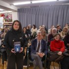 Anna Sàez va presentar ahir ‘L’enverinadora’, en una abarrotada sala d’actes de la llibreria Caselles. - GERARD HOYAS
