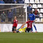 Noel Carbonell, després d’anotar el 0-1 amb un cop de cap arribant des de darrere, un gol que no va celebrar pel seu passat com a blau. - JORDI ECHEVARRIA