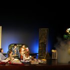 El personatge del Marraquet Bomber i alumnes de l'Aula de Teatre de Lleida escenifiquen l'obra 'Avança't al foc', al Teatre Municipal de l'Escorxador.