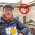 L’autor, amb la finestreta circular del seu ‘pis’ a la Catedral al fons.