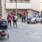 Un trinomi de l’ARRO ahir al migdia durant un patrullatge a l’Eix Comercial. - JORDI ECHEVARRIA