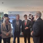 El president Illa, esta mañana en Lleida junto al alcalde, Fèlix Larrosa, y el presidente de la Diputación, Joan Talarn.