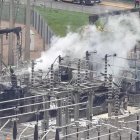Humo en la estación eléctrica del aeropuerto de Heathrow en Londres.