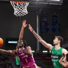 James Batemon intenta anotar a cèrcol passat davant l’oposició d’Ante Tomic. - JAVI ENJUANES