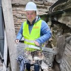 El administrador de la finca, Àlex Roig, ha sacado esta mañana al segundo gato atrapado en el edificio.