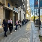 Cadena humana desde el antiguo local, en el número 62 de la avenida Blondel, hasta el 44.
