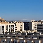 Imatge de les vistes dels pisos, amb la Seu Vella i les muntanyes nevades al fons