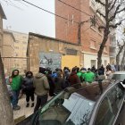 Foto d’arxiu de membres de la PAH frenant un desnonament. - SEGRE
