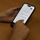 Una usuària fa una consulta d’intel·ligència artificial amb el sistema de ChatGPT. - AMADO FORROLLA