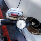 Un conductor omple el dipòsit del seu vehicle en una estació de servei. - RICARDO RUBIO / EUROPA PRESS