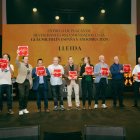 Els representants dels establiments lleidatans van rebre la placa identificativa a València. - COCA-COLA EUROPACIFIC PARTNERS IBERIA