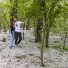 Una parella es fa una fotografia a la Mitjana de Lleida, plena de borrissol de pollancre.