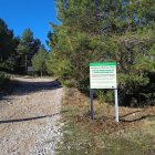 Un dels cartells que informen sobre la regulació de l’accés motoritzat a la muntanya d’Alinyà.