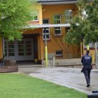 El col·legi Pau Claris es va omplir ahir de mossos d’esquadra i de policies locals. - C.SANS