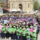 acte. Els participants es van reunir a la plaça Sant Joan per cantar junts tres cançons dirigides per Montserrat Virgili. - MAGDALENA ALTISENT