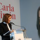 La directora Carla Simón recollint el Premi Nacional de Cinematografia que atorga el Ministeri de Cultura