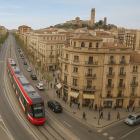 Li hem demanat a la IA que ens imagini la rambla d'Aragó amb tramvia, i aquest és el resultat