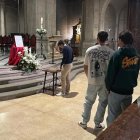 Unes persones firmant el llibre col·locat a la Catedral. - EUROPA PRESS