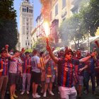 Aficionados del FC Barcelona en las inmediaciones de la catedral de Sevilla antes de la final de la Copa del Rey entre el FC Barcelona y el Real Madrid este sábado en Sevilla. EFE/Raúl Caro