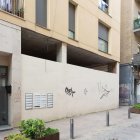 Vista de l’immoble del carrer Democràcia on ahir es va cremar un dels trasters. - JAVI ENJUANES