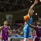 James Batemon intenta anotar mentre cau sobre el parquet de la pista andorrana. - JAVI ENJUANES