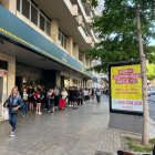 La falta de llum va provocar escenes com aquesta d’un cuiner amb una llum frontal en un restaurant. - ESMERALDA FARNELL