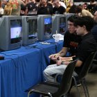 Uns nois juguen a videojocs a la Fira RetroBarcelona, a la Farga de l'Hospitalet