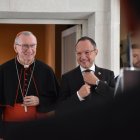 El número dos del Vaticà, Pietro Parolin (esquerra), durant una visita a Andorra el 2023. - ANA / ACN