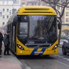 Usuaris pujant a un autobús urbà de Lleida. - SEGRE