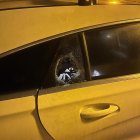 Vidre trencat en un cotxe a Vila Montcada, a Lleida.