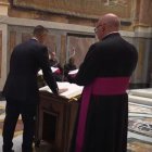 Jurament de silenci entre els treballadors del Vaticà- Els empleats encarregats dels serveis de cuina, manteniment, neteja i metges del Vaticà van firmar dilluns un acord de silenci, de cara a l’inici del conclave per a l’elecció del pròxim pontífex. - EFE/ VATICAN MEDIA