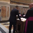 Jurament de silenci entre els treballadors del Vaticà- Els empleats encarregats dels serveis de cuina, manteniment, neteja i metges del Vaticà van firmar dilluns un acord de silenci, de cara a l’inici del conclave per a l’elecció del pròxim pontífex. - EFE/ VATICAN MEDIA