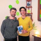 Miquel G. Font i Pau Altimira, amb el seu poemari ‘Caurem’ a L’Era de Cervera. - CEDIDA