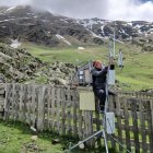 Una tècnica de l’IRTA instal·la una de les antenes de cobertura a la muntanya d’Isil. - IRTA