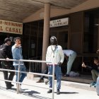 Un grup d’usuaris de l’alberg, als porxos del Casal. - PAU PASCUAL PRAT