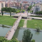Vista de la passarel·la del Liceu Escolar, el principal accés per als vianants entre Cappont i l’Eix Comercial. - MAGDALENA ALTISENT