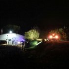 Mossos d’Esquadra ahir a la nit a prop de la finca on van tenir lloc els fets. - AMADO FORROLLA